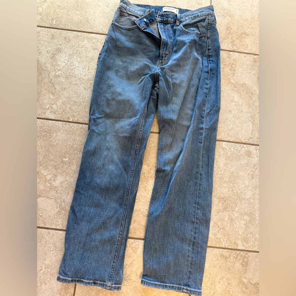 Abercrombie & Fitch Straight Leg Jeans in Medium Blue Wash